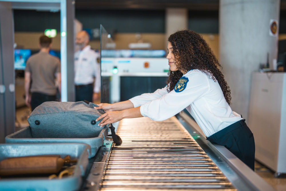 iStock-2228382689-1000x667 - Esto es lo que pasa con los artículos que dejas en el control de seguridad del aeropuerto