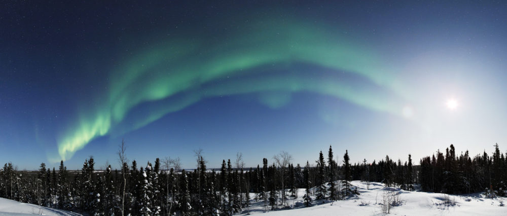 kwon_aurora_Panorama_200dpi_141x60cm_sRGB-1000x426 - Descubre la magia profunda de Yukón y los Territorios del Noroeste