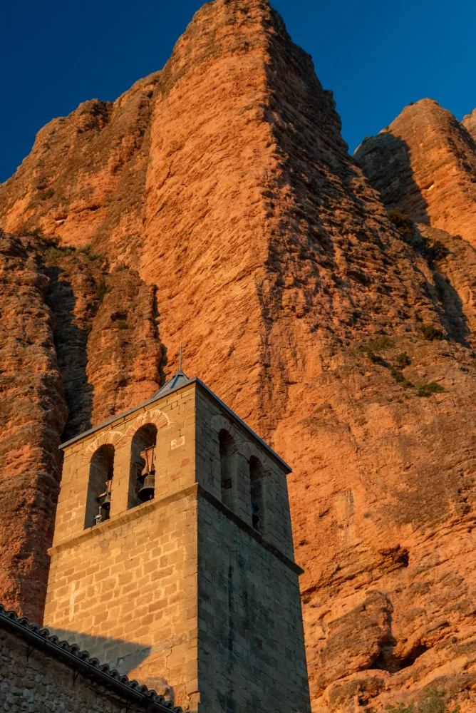 mallos-riglos-668x1000 - Los mallos de Riglos, un tesoro de la naturaleza en el Pirineo aragonés