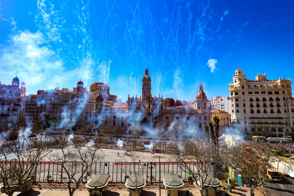 mascleta-ayuntamiento-fallas-1000x667 - Comienzan Las Fallas: Tradición, Arte y Fuego en Valencia