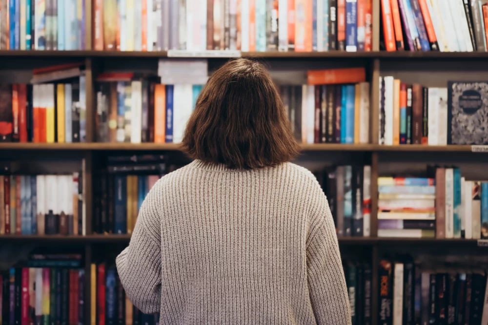 mujer-en-libreria-1000x667 - Lluvias y nevadas: actividades bajo techo en Madrid