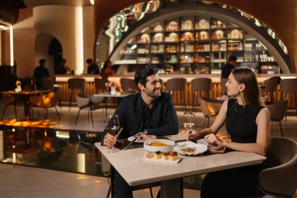 pareja-cenando-1000x667 - San Valentín en Madrid: emociones, sabores y experiencias