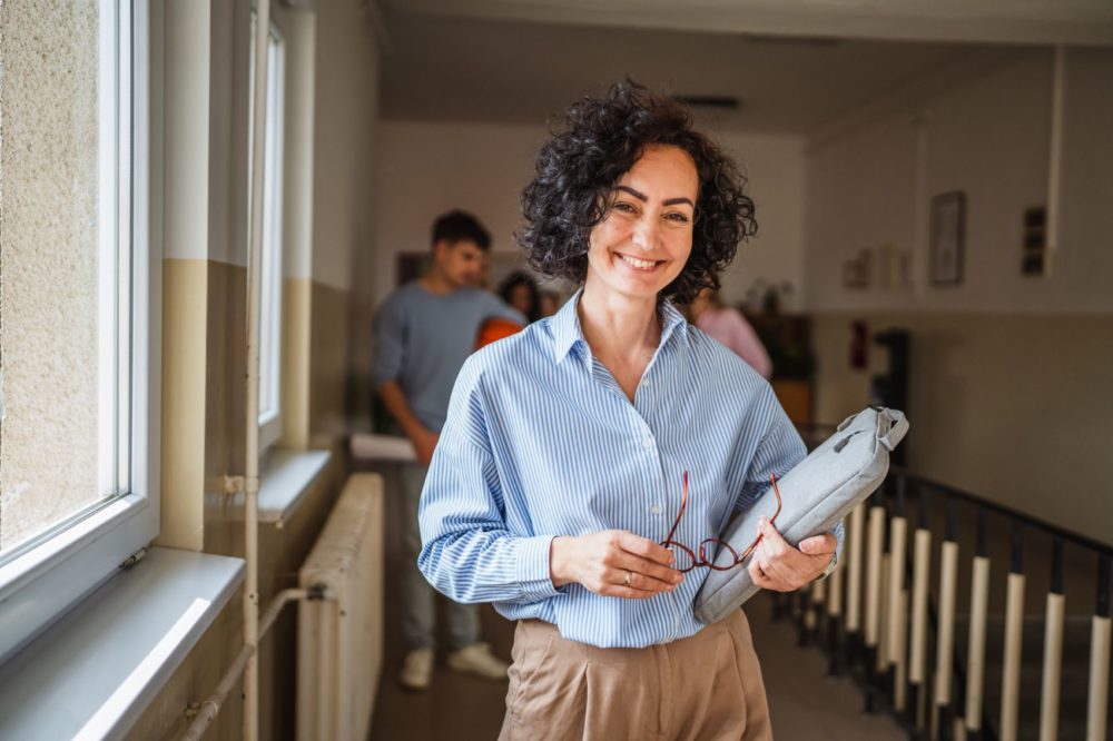 profesora-de-ingles--1000x666 - 13 trabajos que te pagan por viajar por el mundo