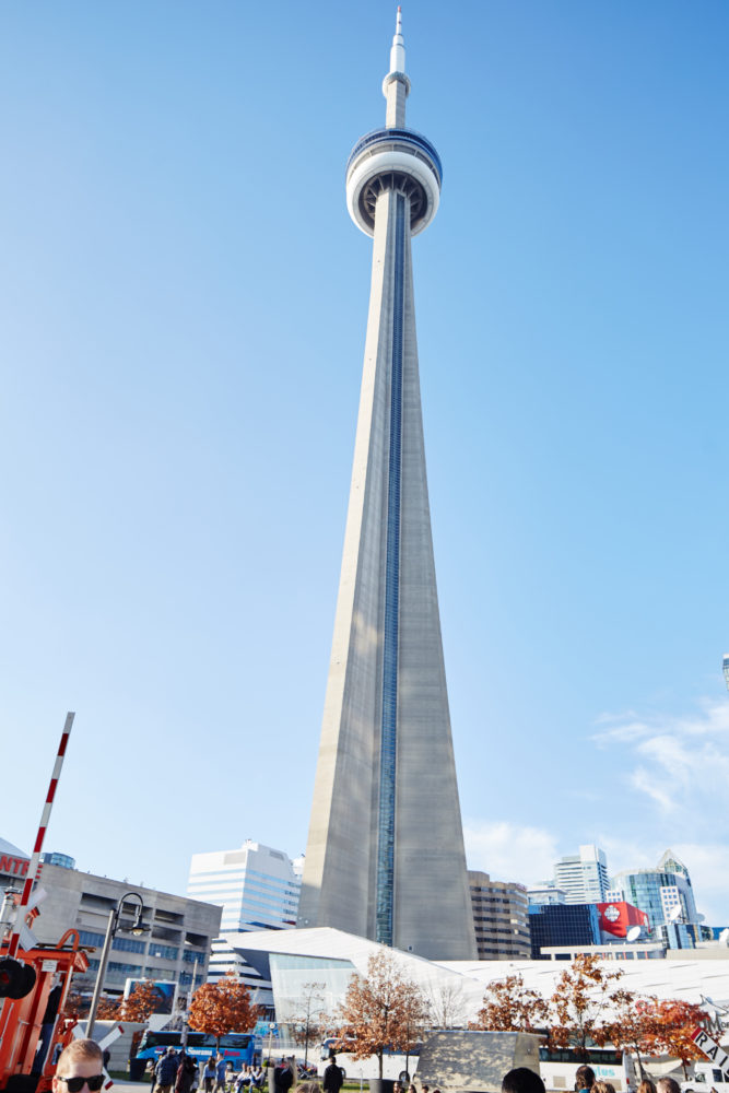 CN-Tower-base-of-tower-daytime_Attractions_Image-667x1000 - Toronto: cultura, sabores y vistas infinitas