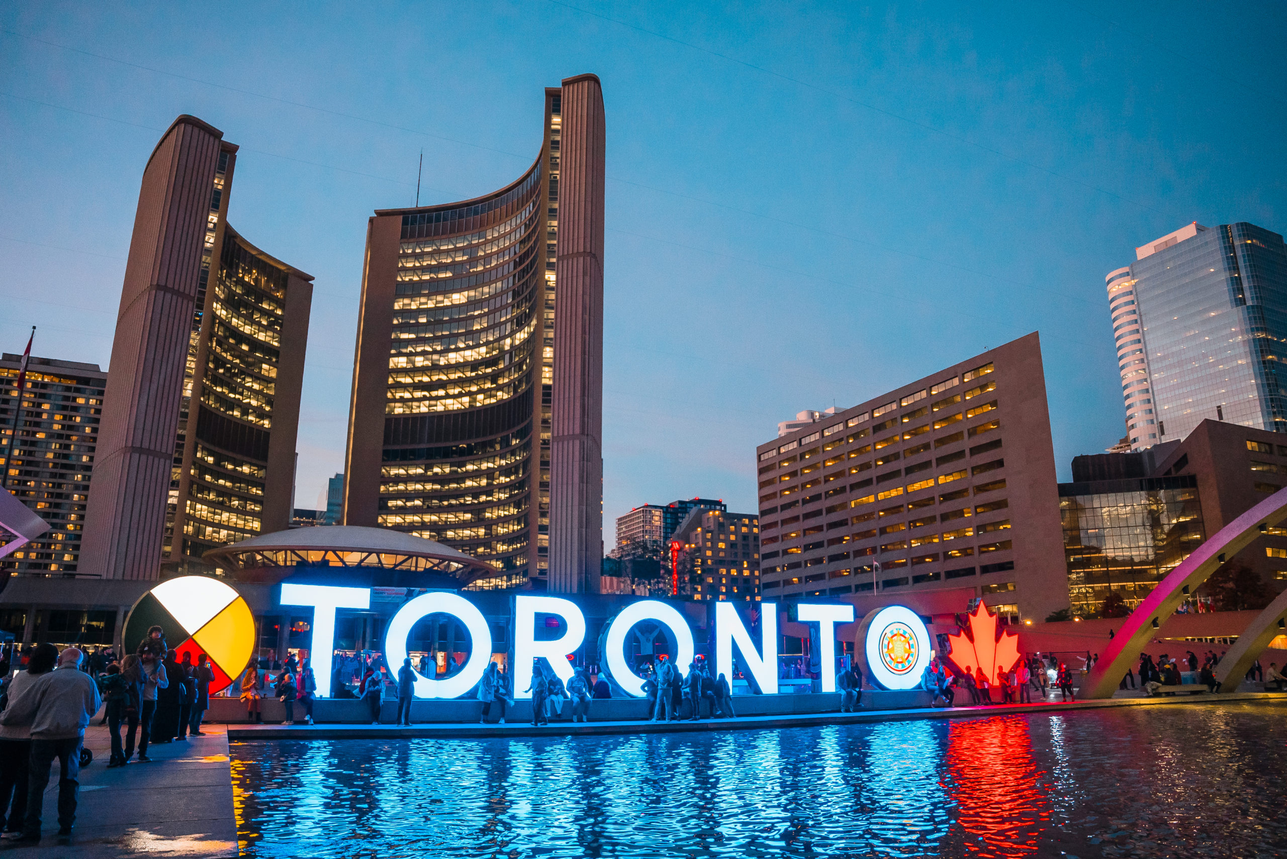 City_Hall_Toronto-Sign_0006-scaled - Travel + Leisure en Español - Edición Perú