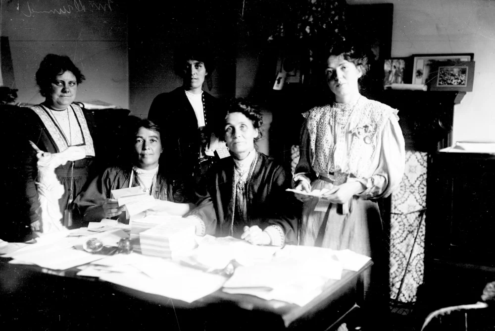 Emmeline-Pankhurst-1908-1000x668 - 8M: destinos que marcaron la historia de las mujeres