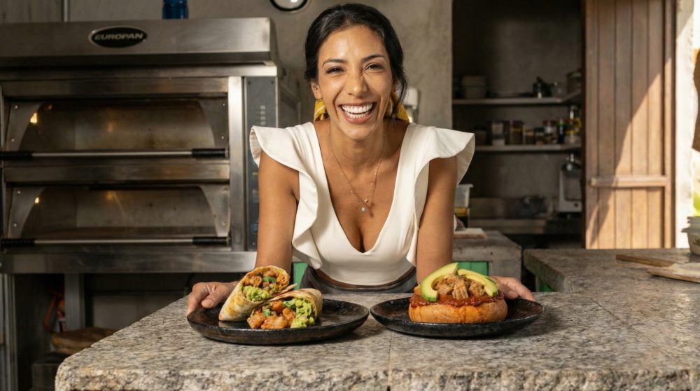 Luvi-con-platos-1000x558 - W Mexico City presenta su Foodtruck con platillos internacionales rumbo a la Copa Mundial de la FIFA 2026 