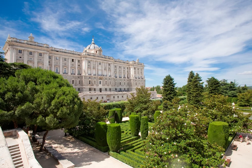 PALACIO-REAL-1000x667 - Fe, arte y gastronomía en la Semana Santa de Madrid 