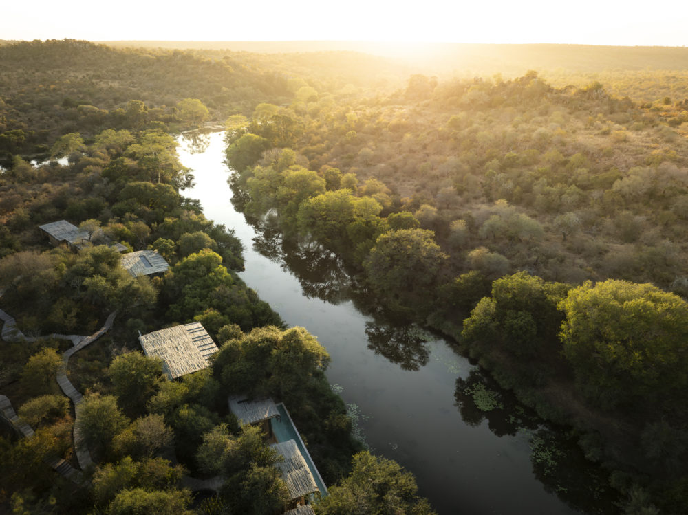 Singita-Sweni_Lodge-and-Sweni-River-Drone_DJI_0462-1-1000x749 - Singita: habitar en la naturaleza salvaje 