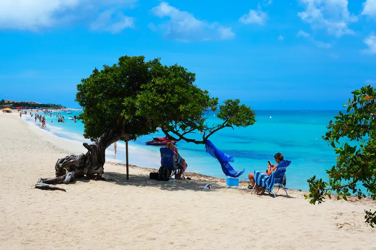 TAL-eagle-beach-aruba-RELAXBEACHCARIBE0226-b834af26376d48f0a6bbfaf779cfa099 - Travel + Leisure en Español