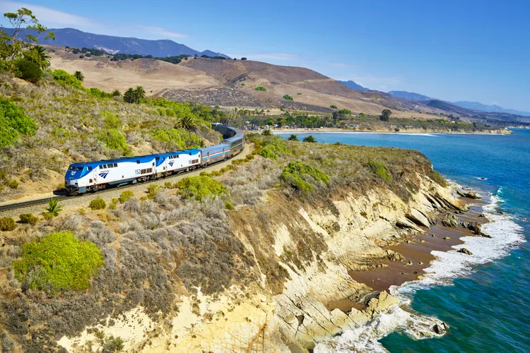 El tren que recorre la Costa Oeste entre montañas, viñedos y el Pacífico