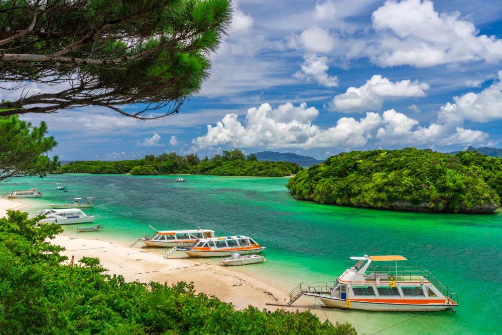 bahia-kabira-okinawa-1000x667 - Okinawa: Paraíso subtropical de cultura y playas en primavera