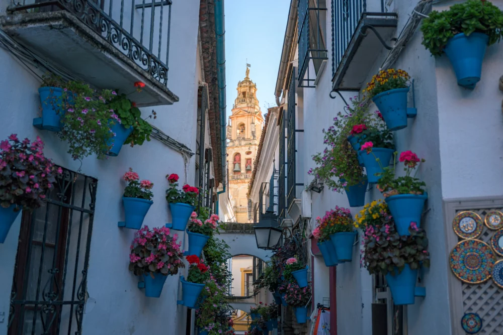 calle-de-las-flores-Cordoba-1000x667 - Escapadas de primavera: destinos españoles para disfrutar en marzo