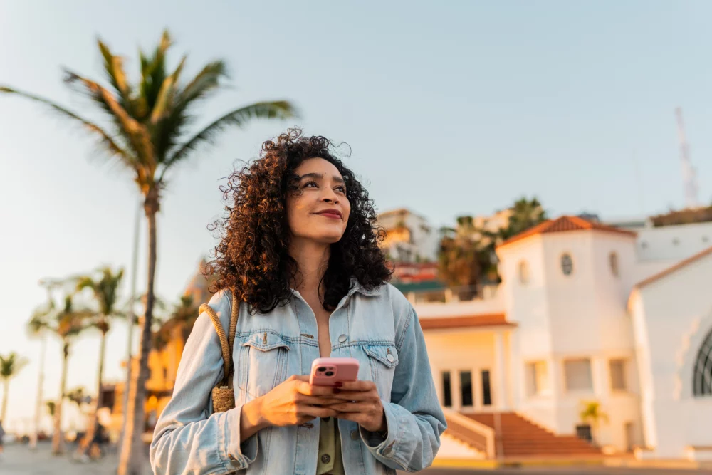 chica-turista-viajando-1000x667 - Microviajes: la nueva forma de viajar en 2026