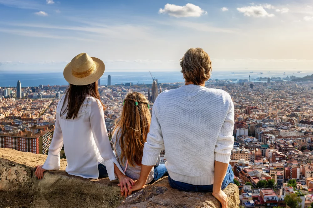familia-skyline-barcelona-1000x667 - Día del Padre: cinco viajes para celebrarlo como se merece