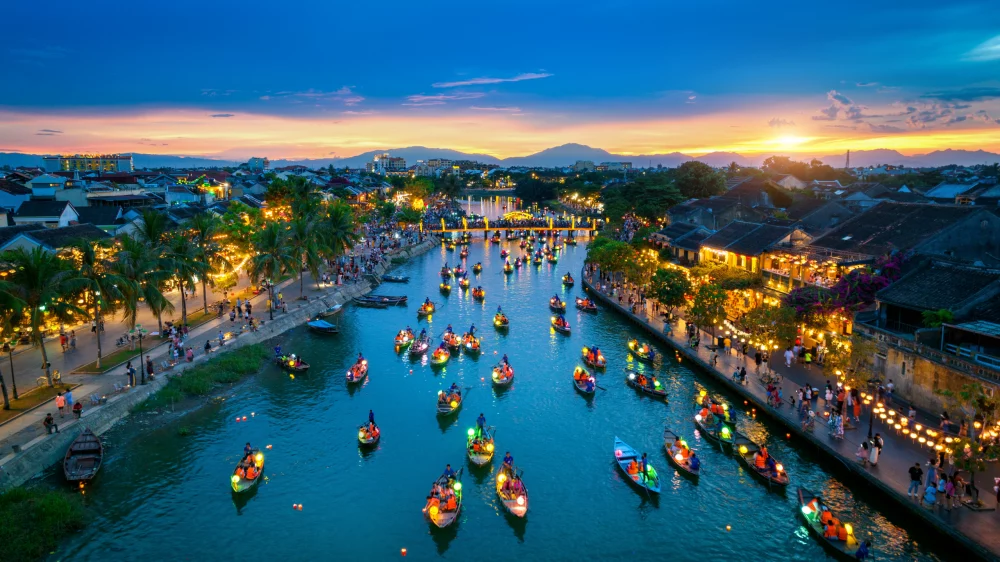 hoi-an-vietnam-1000x562 - 3 destinos para viajar en Semana Santa 2026