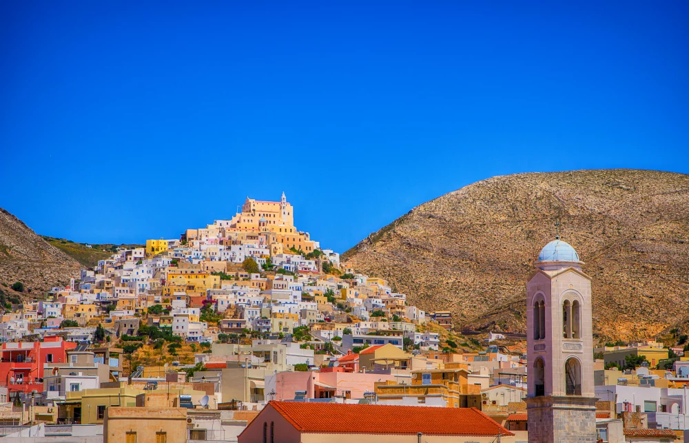 isla-de-syros-1000x643 - Alojarse gratis en una isla paradisíaca a cambio de cuidar a sus gatos