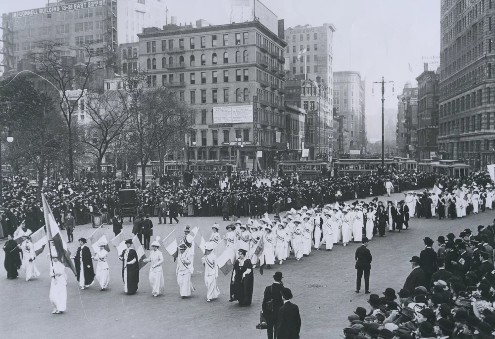 marcha-en-nueva-york-1912-1000x684 - 8M: destinos que marcaron la historia de las mujeres