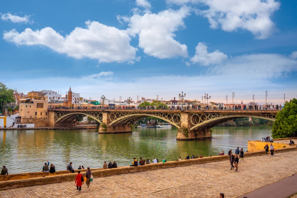 puente-de-triana-sevilla-1000x667 - Guía de Semana Santa en Sevilla 2026: qué ver, dónde ir y cómo disfrutarla al máximo