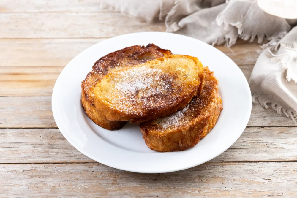 torrija-azucar-1000x667 - Los mejores sitios para comer torrijas esta Semana Santa en Madrid
