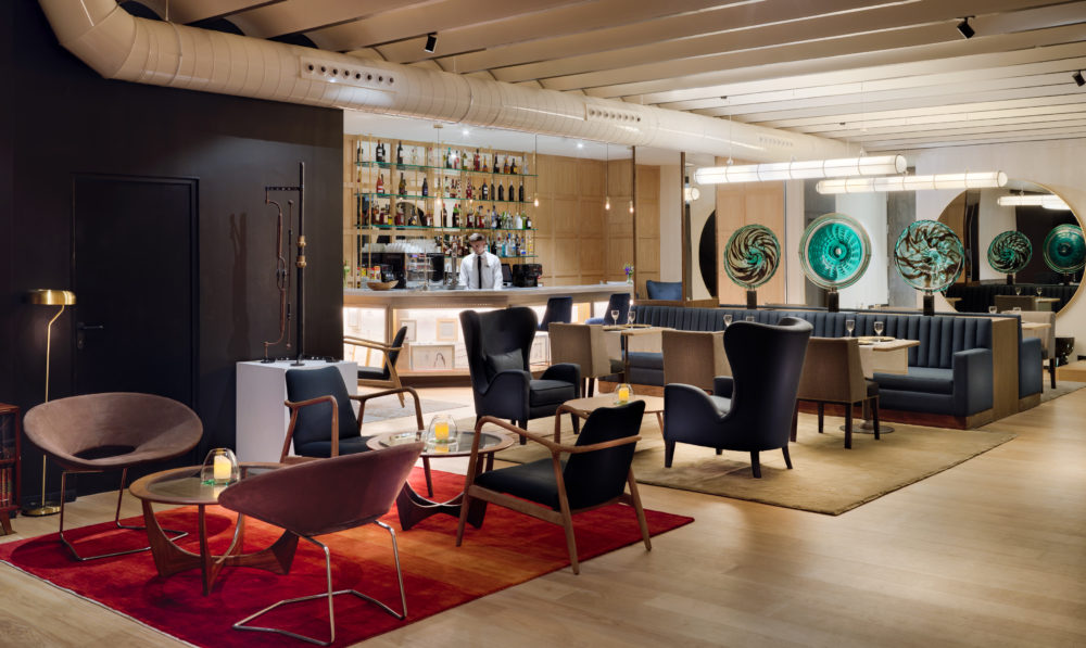 21Bar-1000x597 - Hospedaje con vistas a Madrid