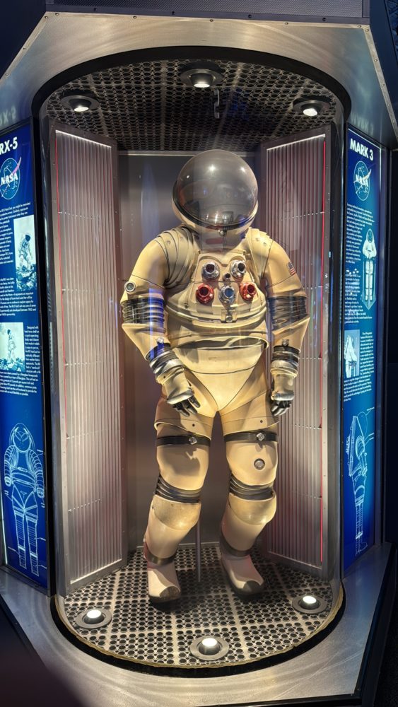 7082483B-E105-4D06-98CB-D96802C1C5C9-563x1000 - Todo lo que tienes que saber antes de visitar el Space Center de Houston