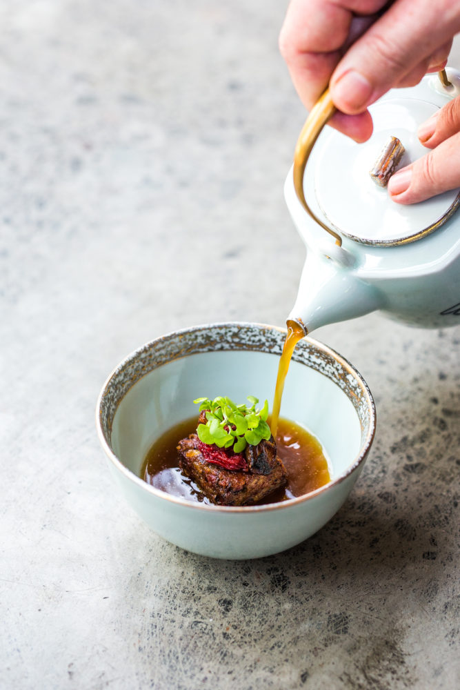Sop-buntut-with-oxtail-and-dashi-broth-charred-onion-and-tomato-raisin-667x1000 - Viajé al rincón más remoto de Papúa donde desapareció un Rockefeller y esto fue lo que encontré