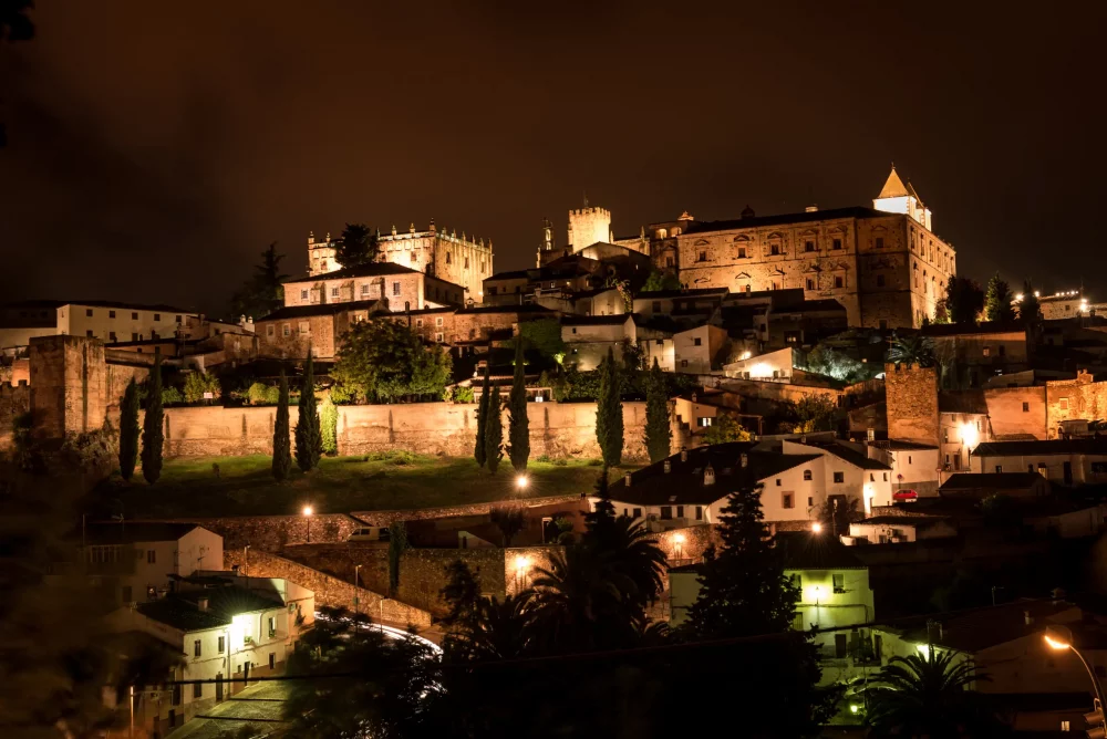 caceres-noche-1000x668 - Cáceres cumple 40 años como Ciudad Patrimonio de la Humanidad