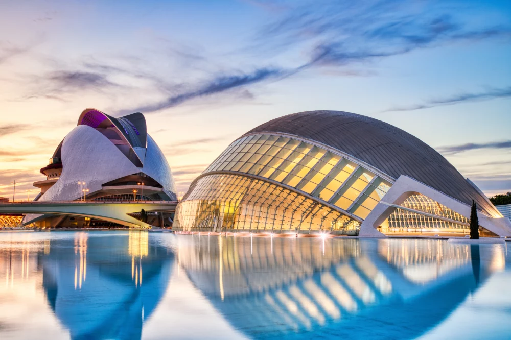 ciudad-de-las-artes-1000x666 - Los destinos perfectos para vivir el puente de mayo: sol, cultura y escapadas únicas