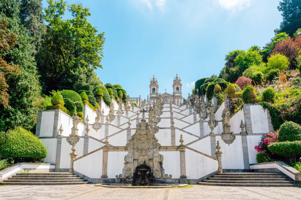 escalera-santuario-bom-braga-portugal-1000x667 - Después de Semana Santa: escapadas low cost y destinos tranquilos que están arrasando