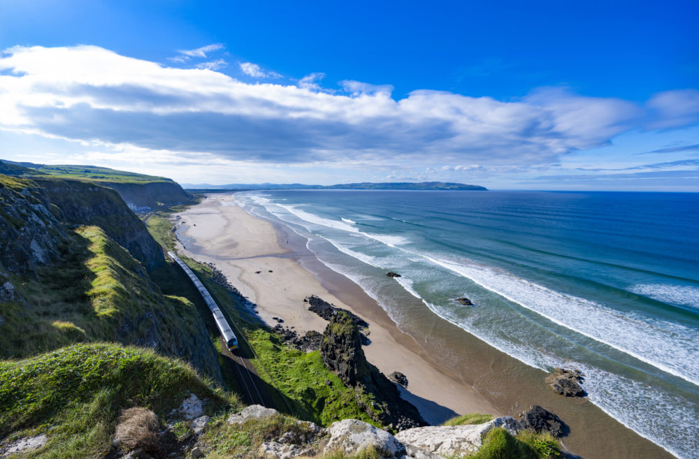 Downhill-Train-Cliffs-Beach_Co-Londonderry_170924CH14.jpg_TI72WWW-1000x657 - Irlanda slow travel: planes únicos para descubrir la Isla Esmeralda sin prisas