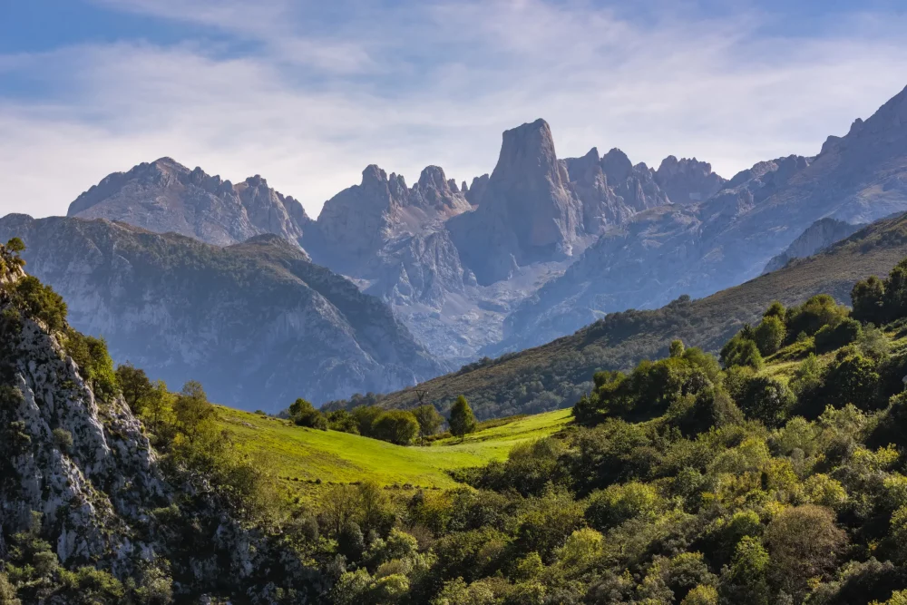 El-Picu-Urriellu-es-simbolo-del-Parque-Nacional-de-los-Picos-de-Europa_Mampiris-1000x667 - Asturias, el paraíso natural donde la gastronomía y el patrimonio son protagonistas