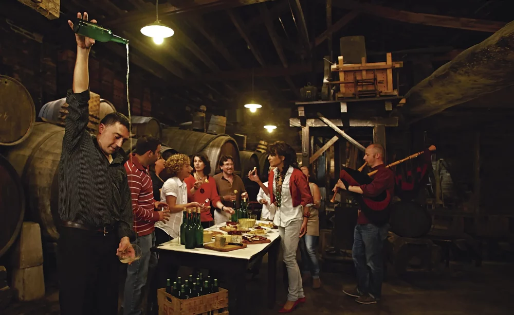 Espicha-en-Llagar-Tradicional_J-Ramon-Perez-Ornia-1000x612 - Asturias, el paraíso natural donde la gastronomía y el patrimonio son protagonistas