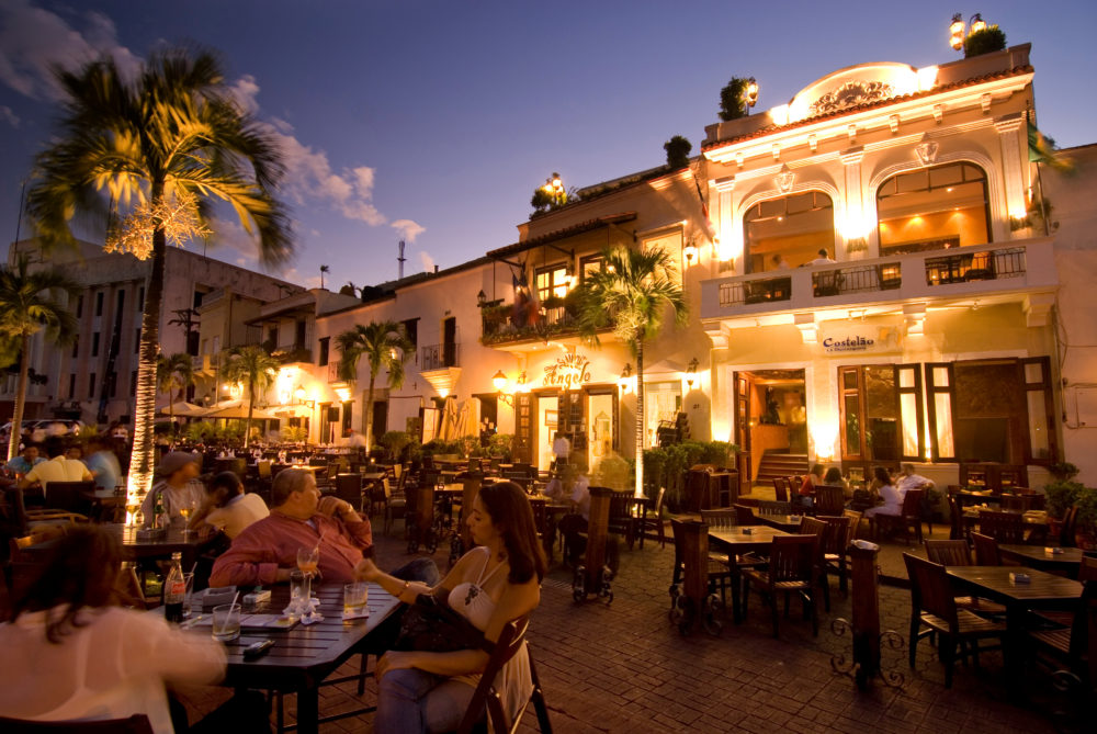 Plaza-Espana-Restaurante-1000x669 - Esta es la mejor ruta para planear tu primer viaje a República Dominicana