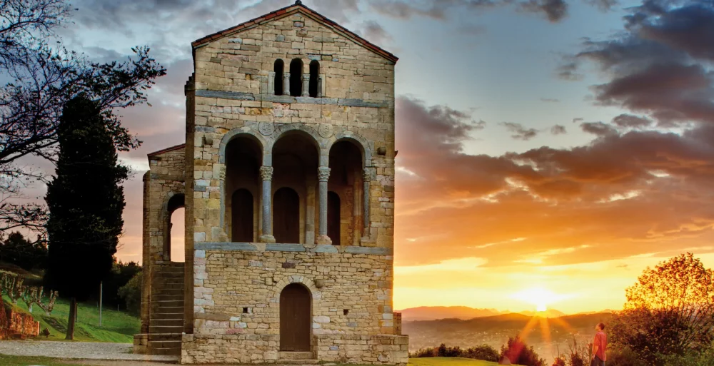 Santa-Maria-del-Naranco_Benedicto-Santos-1000x513 - Asturias, el paraíso natural donde la gastronomía y el patrimonio son protagonistas
