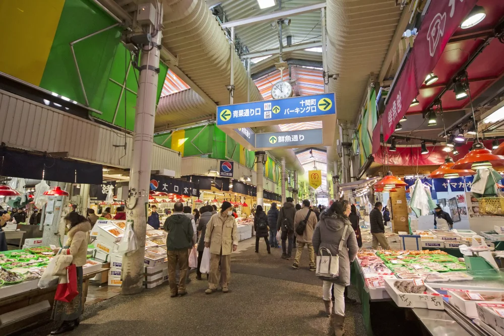 TAL-do-omi-cho-market-KANAZAWAJAPAN0426-f3745c47a5fa4ff79e86e7ad031cca04-1000x667 - Esta ciudad japonesa es una alternativa asequible a Kioto