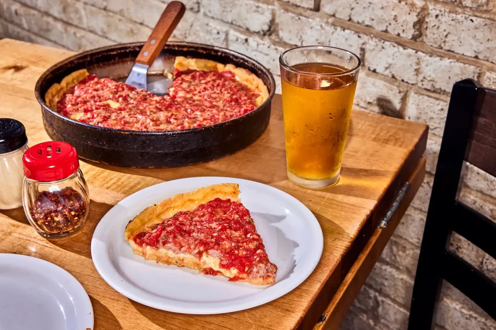 TAL-eat-lou-malnati-deep-dish-chicago-LOLLACHIGETAWAY0526-426dd46de6a84f8d879586ee1b09b74a-1000x665 - Vivo en Chicago y este es el itinerario definitivo para convertir Lollapalooza en una escapada inolvidable en la Ciudad de los Vientos