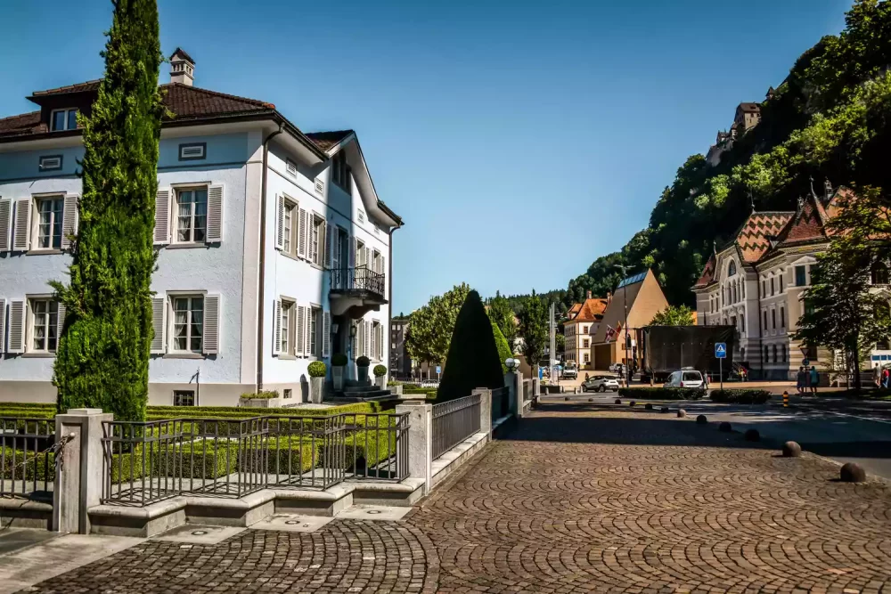 TAL-neighborhoods-to-visit-LIECHTENSTEIN0724-065958c350b1427690d777b3768aac1e-1000x667 - Este pequeño país europeo mide menos de 25 km de largo, pero alberga castillos medievales, pueblos alpinos y más