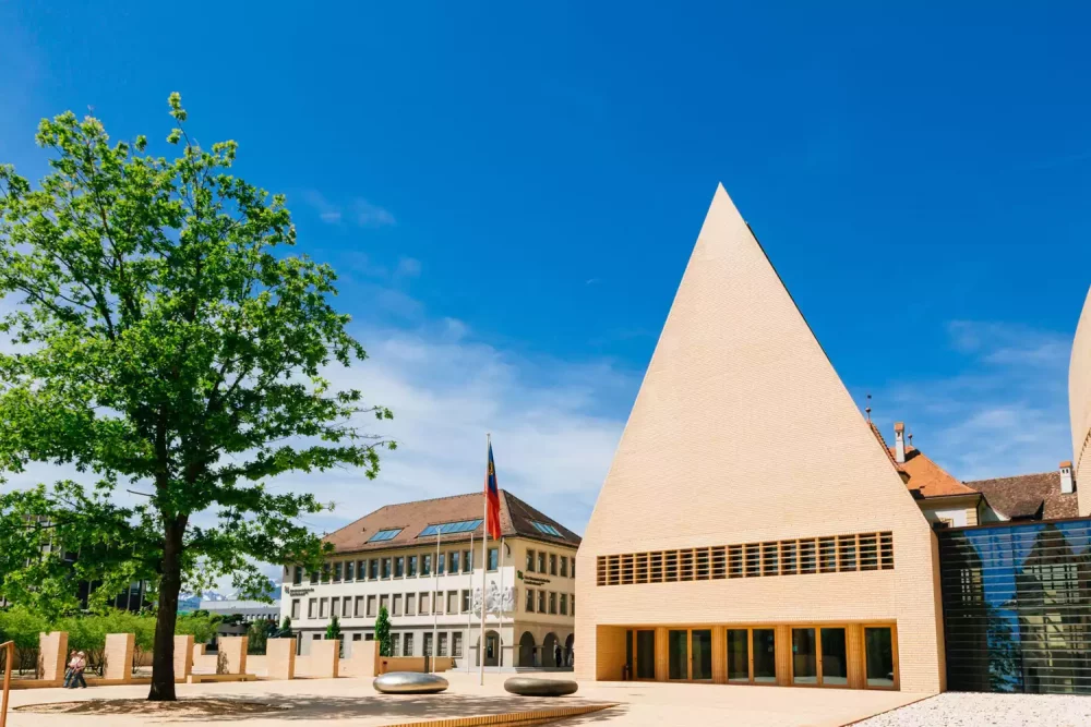 TAL-parliament-building-lead-image-LIECHTENSTEIN0724-e3ff52e8f505418eb22915efadfac72e-1000x667 - Este pequeño país europeo mide menos de 25 km de largo, pero alberga castillos medievales, pueblos alpinos y más