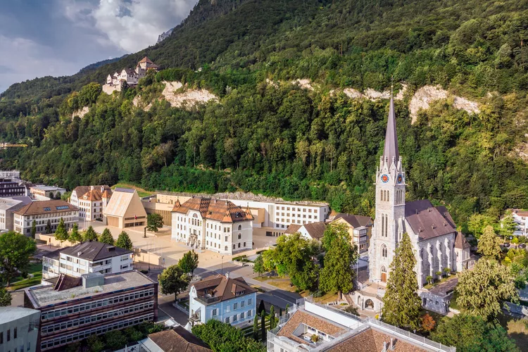 TAL-view-of-vaduz-castle-LIECHTENSTEIN0724-b5892a31cfb443bab5f009b79c1aef7a - Este pequeño país europeo mide menos de 25 km de largo, pero alberga castillos medievales, pueblos alpinos y más