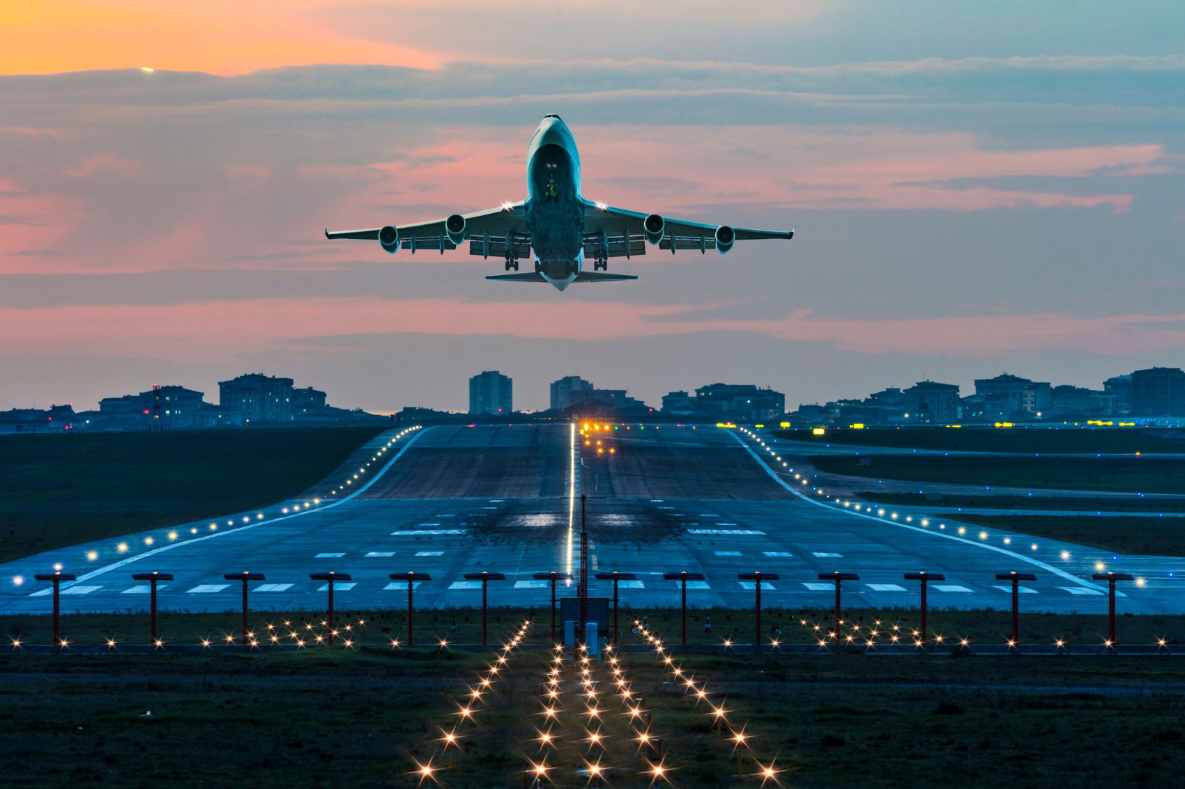 Esta es la razón por la que no deberías tener miedo de volar, según un piloto que aterriza en uno de los aeropuertos más difíciles del mundo