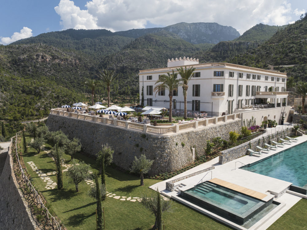 c1ce4dd9-97d7-4f59-a1ee-66db16dbb6dd-Son-Bunyola-Hotel-Exterior-Pool-1--1000x749 - Euro Summer en España 2026: 5 hoteles de lujo entre palacios, fincas y playas