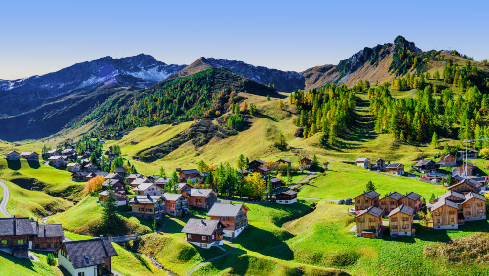 Este pequeño país europeo mide menos de 25 km de largo, pero alberga castillos medievales, pueblos alpinos y más Este pequeño país europeo mide menos de 25 km de largo, pero alberga castillos medievales, pueblos alpinos y más