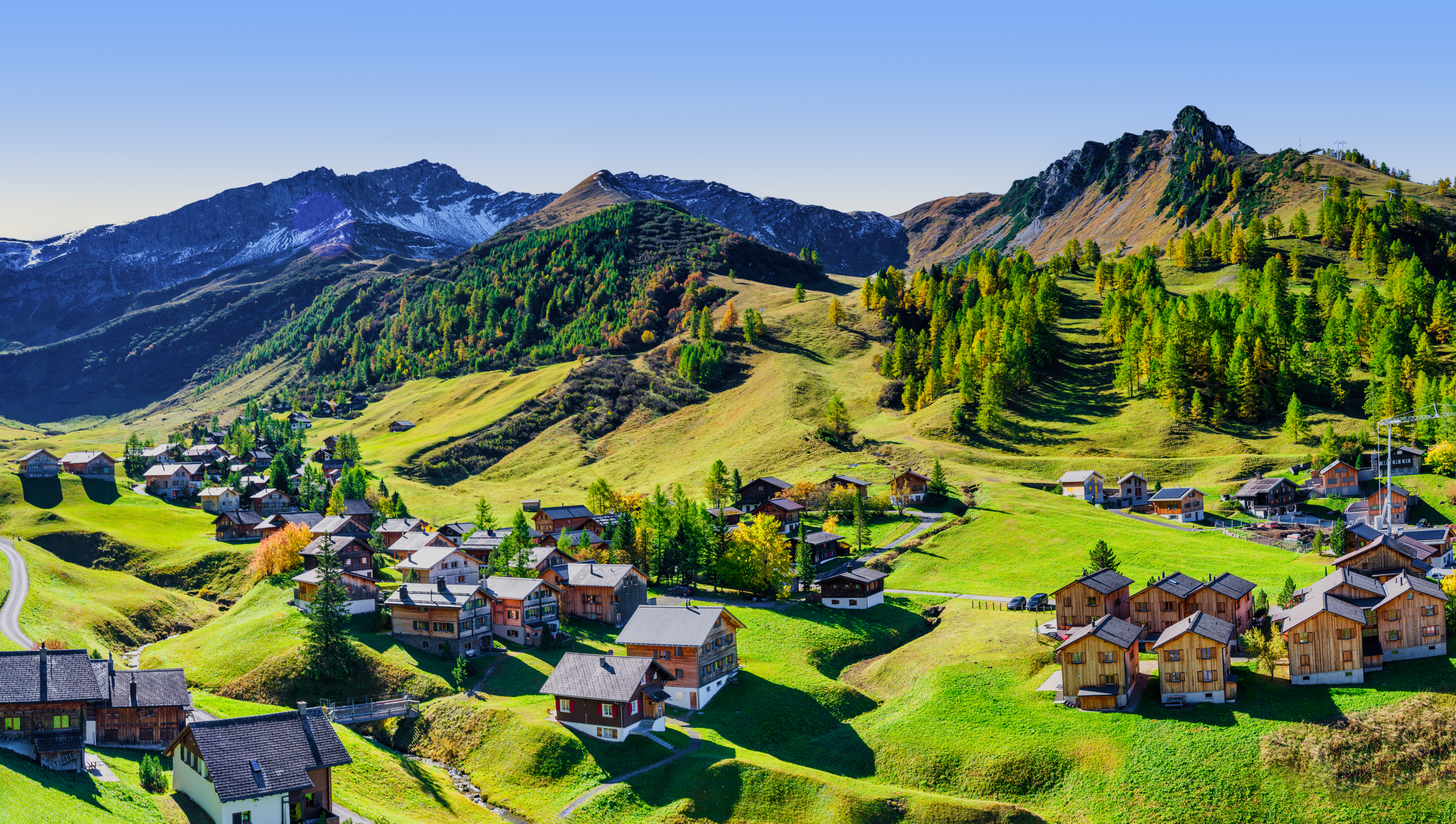 Este pequeño país europeo mide menos de 25 km de largo, pero alberga castillos medievales, pueblos alpinos y más