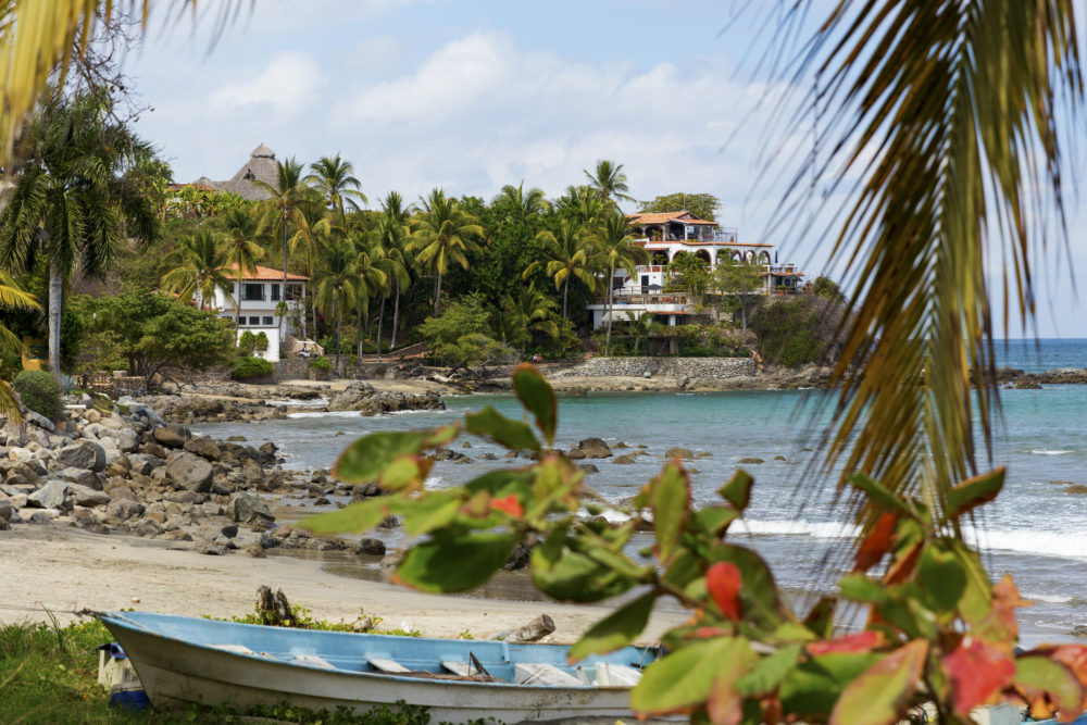 iStock-891982340-1000x667 - 3 playas para surfear en México