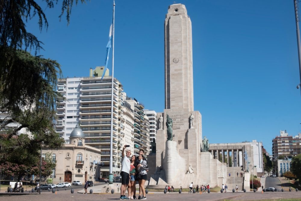 monumento-a-labandera-1000x668 - Rosario: mesas con identidad propia, arquitectura y arte urbano a la vera del Paraná