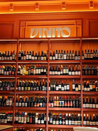 vinito-etiquetas - Rosario: mesas con identidad propia, arquitectura y arte urbano a la vera del Paraná