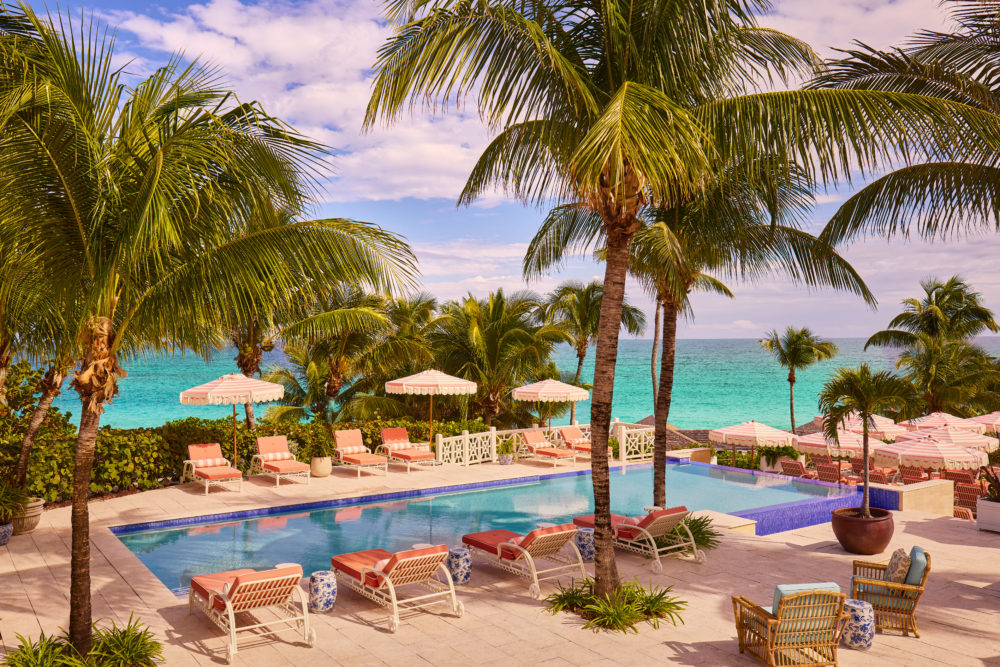 Coral-Sands-Inn-Cottages-Pool_Credit-Boz-Gagovski-1000x667 - Vibrante cual arrecife, así es el Hotel Coral Sands en Harbour Island