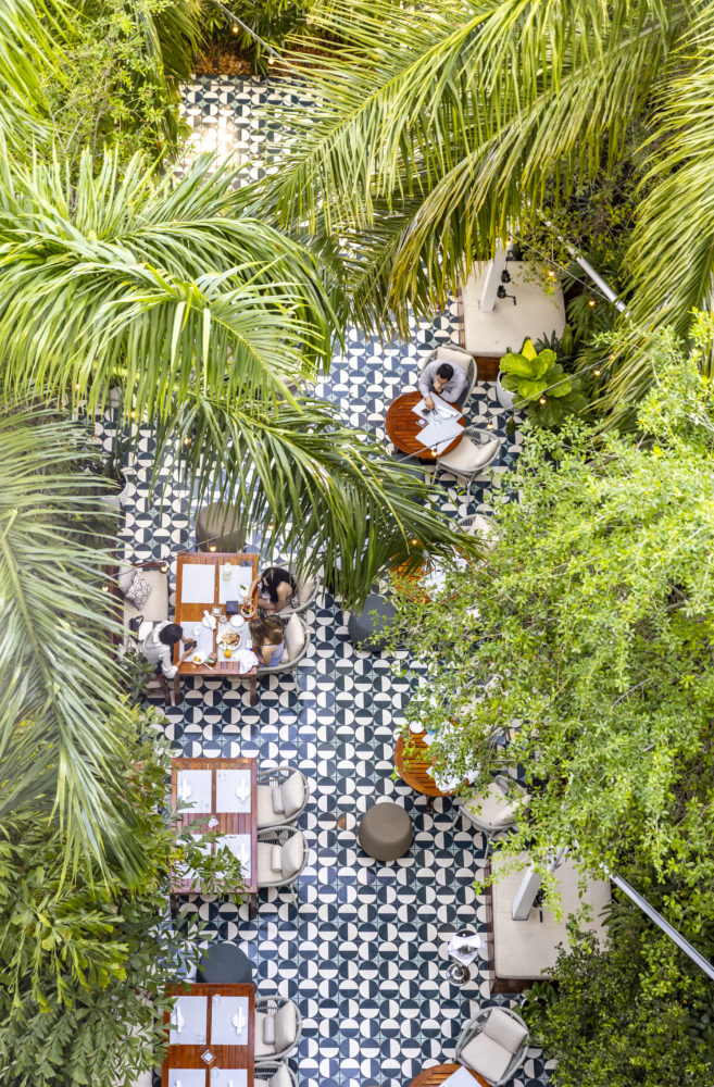 Giardino-Exterior-11-5-657x1000 - Mr. C Miami Coconut Grove, el hotel para vivir una versión más serena de Miami