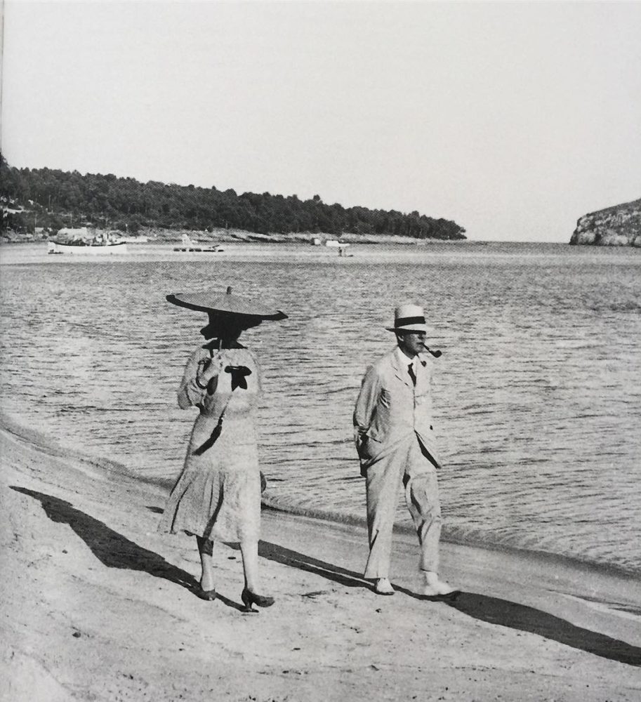 Huespedes-del-Hotel-Formentor-en-los-anos-30--913x1000 - Formentor, el hotel preferido de celebrities como Chaplin, Grace Kelly o Vargas Llosa